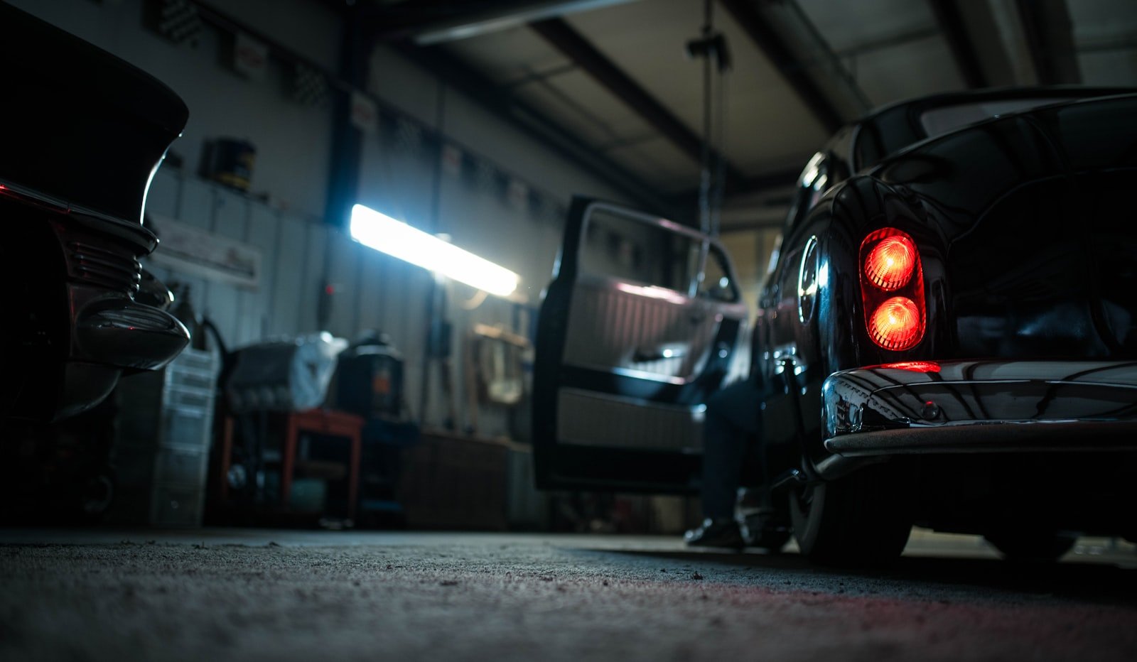 Dealer service bay vs independent automotive repair shop